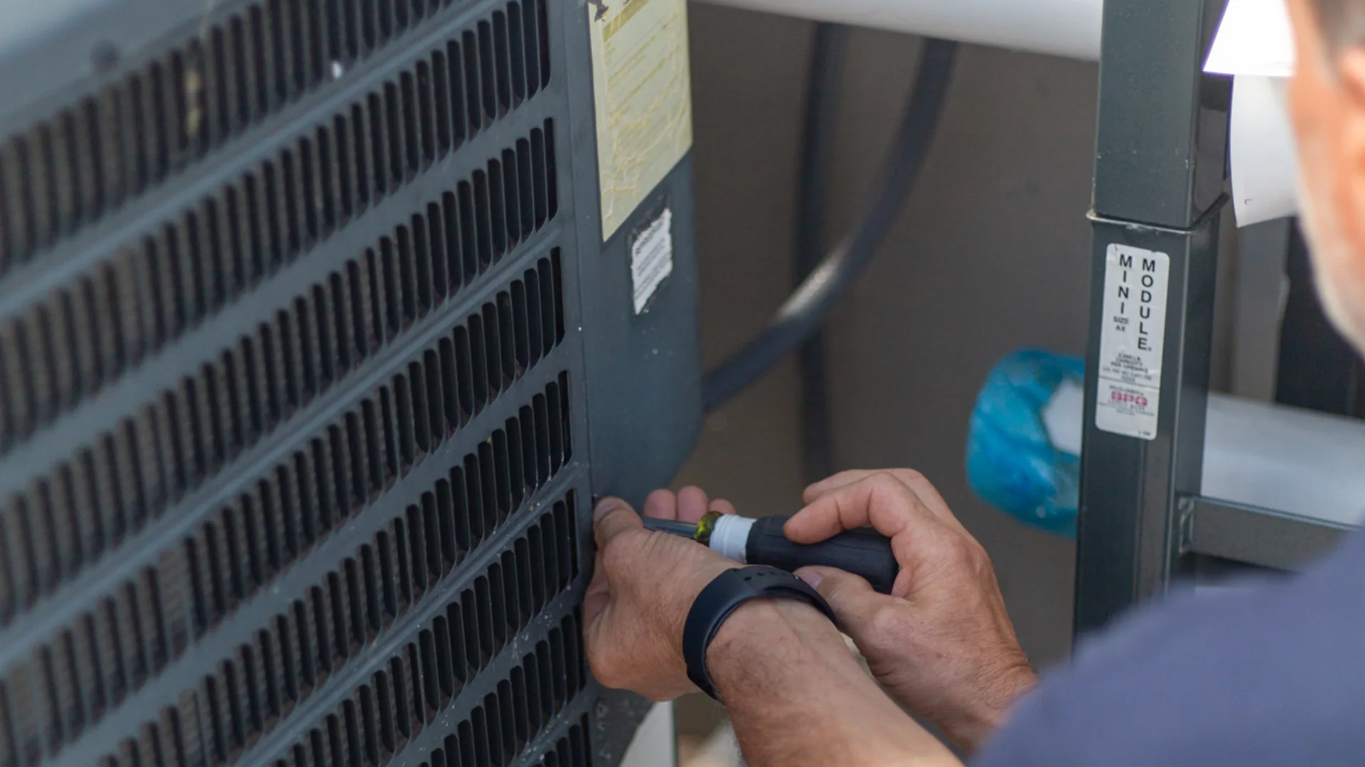 HVAC service technician in Benjamin